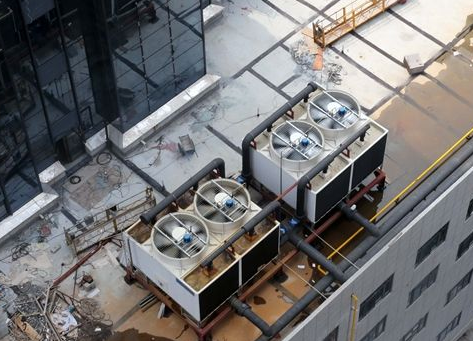 冷却塔降噪对人造成滋扰 <a href=http://www.szkangming.com target=_blank class=infotextkey>冷却塔降噪</a>扰民